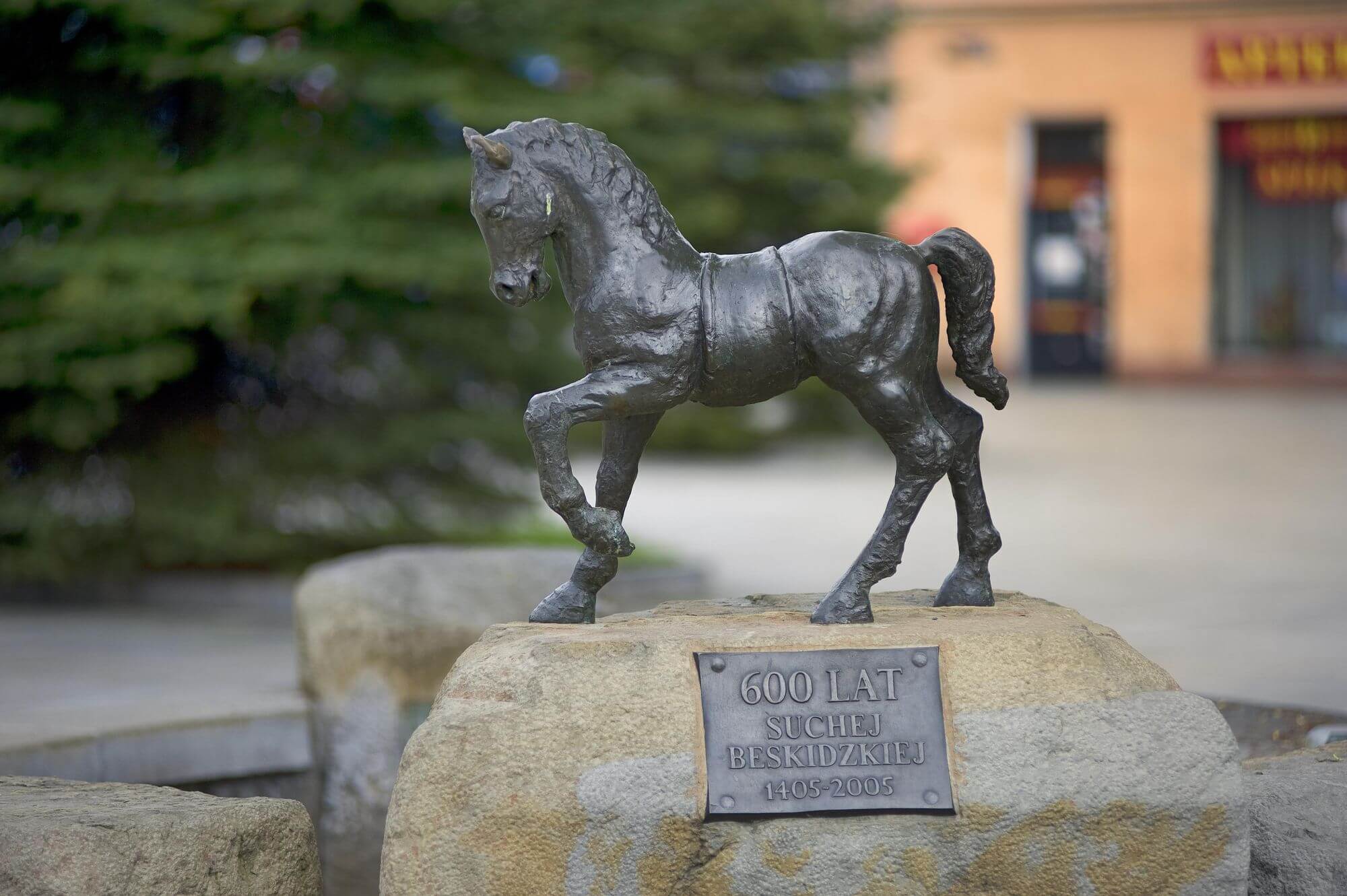 Rzeźba konia przy fontannie na rynku w Suchej Beskidzkiej